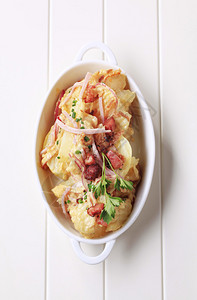 土豆沙拉配火腿和烤培根图片