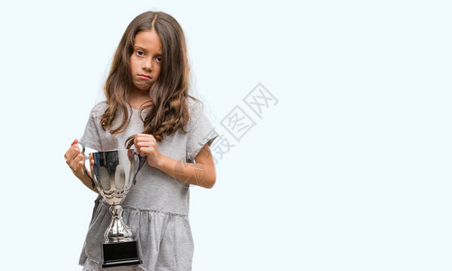 布莱奈特斯panic女孩拿着一个奖杯自信地表现在图片