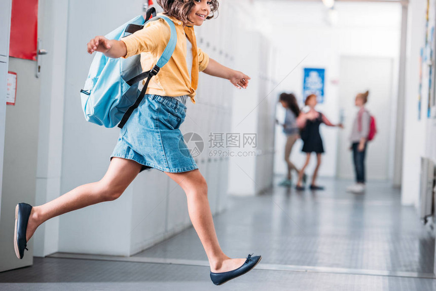 带着背包的漂亮女学生通过学校走廊图片