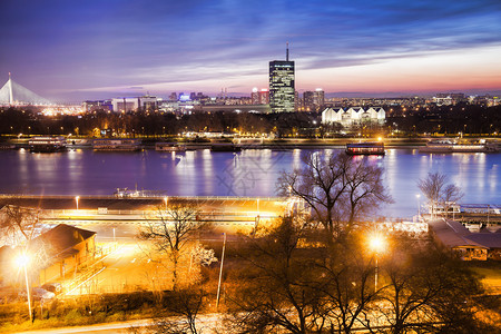 贝尔格莱德市与多瑙河在晚夜塞尔维亚首都高清图片