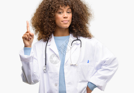 非洲的美国女医生工作愉快的医学专业工作者和令人惊讶的欢呼声图片