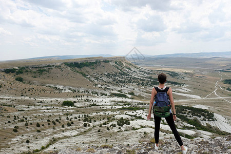 年轻女子站在山顶图片