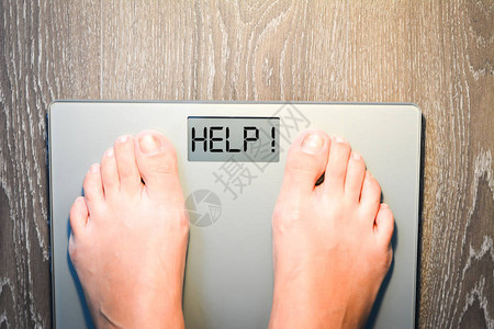 体重秤上女饮食概念图片