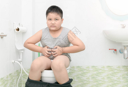 胖子吃肚子坐在马桶腹泻便图片