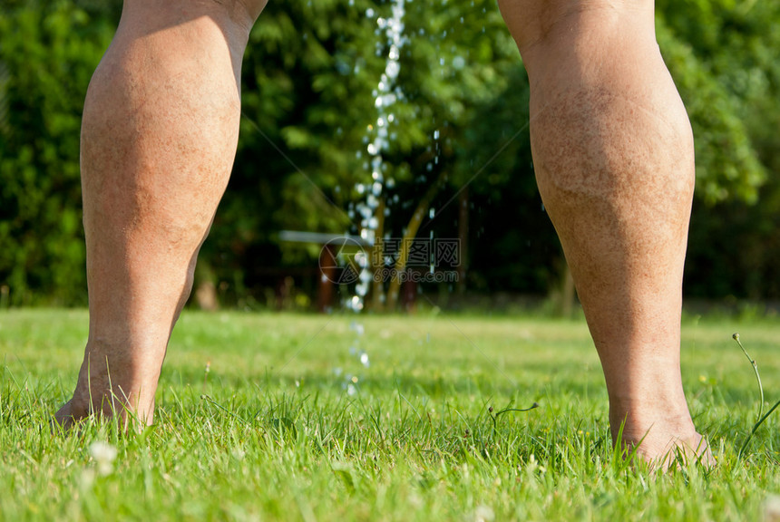 男的脚在草地上好像男的尿图片