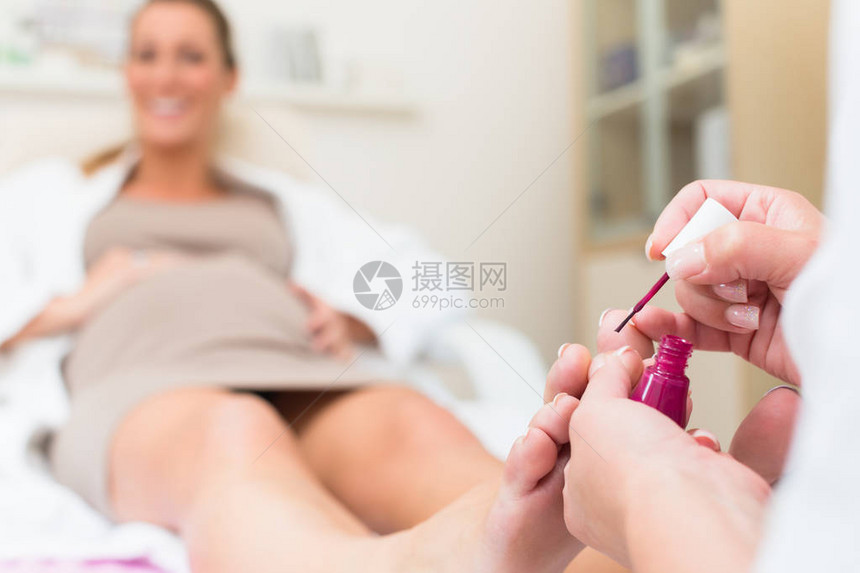 孕妇在美容院修脚图片