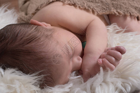 新生婴儿躺在一条模图片