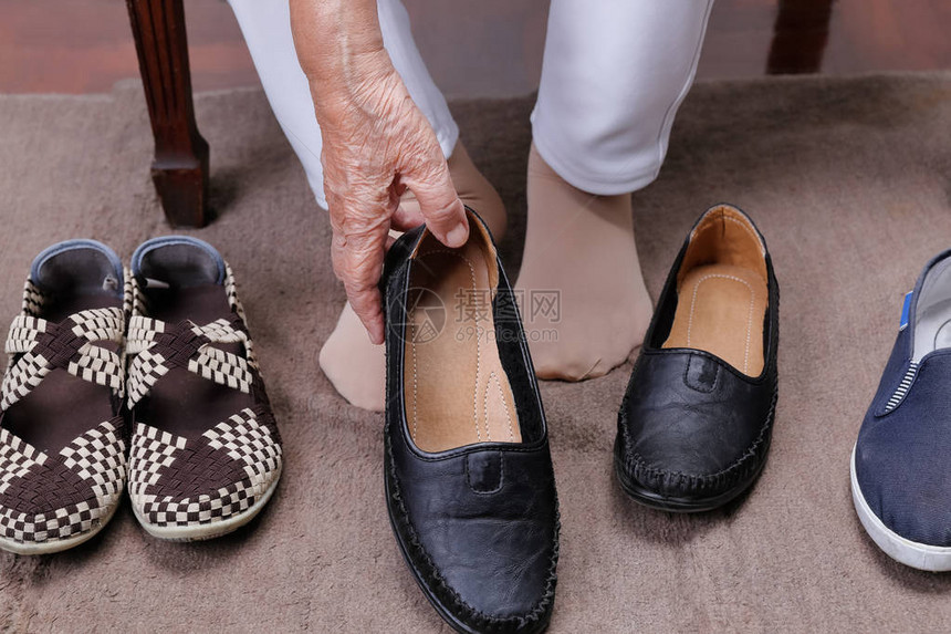 穿鞋的老妇人图片