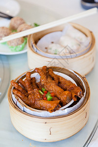 竹船上的烤鸡脚薄粉是香港广东餐馆热门菜图片