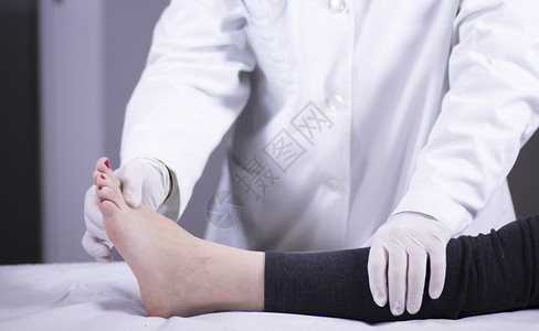 创伤科和骨科外医生在医院诊所的足部脚踝和脚趾的医生和患者骨科医图片