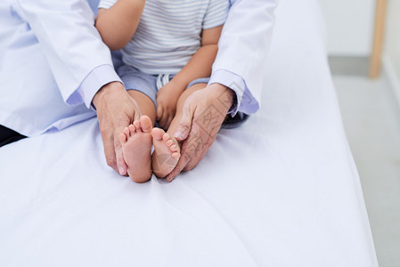 医疗理念医生抱着小宝的脚图片