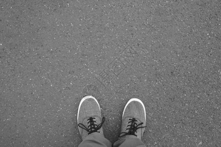 脚穿帆布鞋站在街上背景图片
