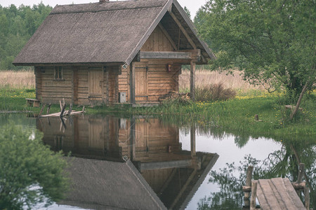 夏天河边的旧木乡村房子图片