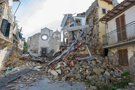 意大利被地震摧毁的城市图片