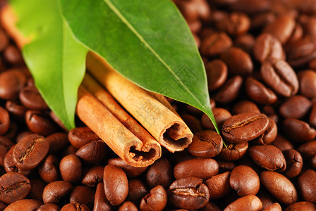 咖啡豆和肉桂与叶子图片