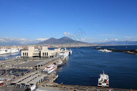 海港和火山是意大利南部的地标图片