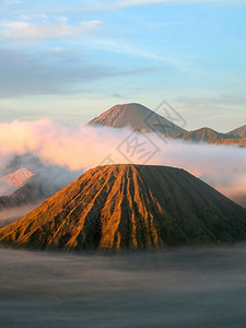 印度尼西亚爪哇TenggerCaldera的山群塞图片