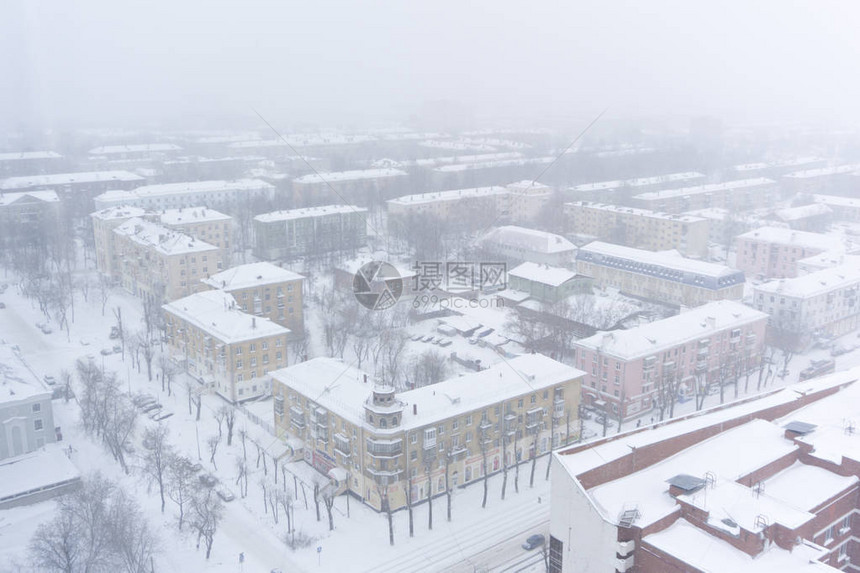 2018年3月2日下雪时的城图片