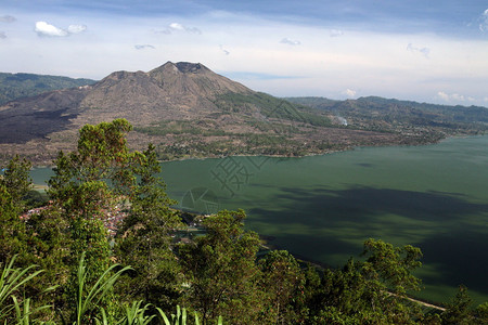 印度尼西亚巴厘岛上的火山MtBatur图片