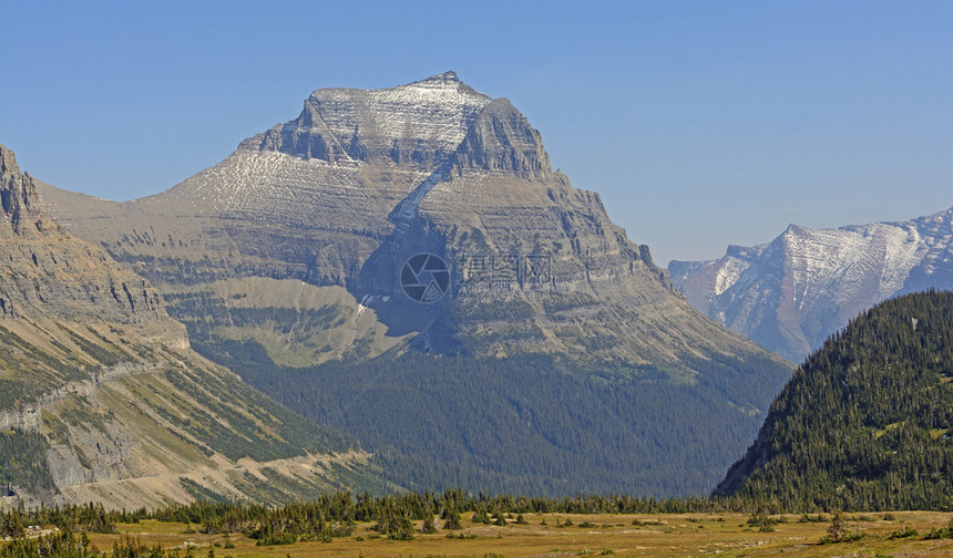 从蒙大拿冰川公园的洛根山口图片