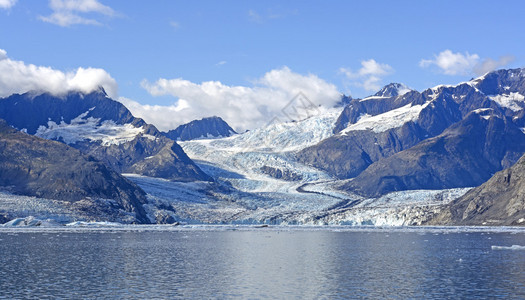 哥伦比亚冰川走向阿拉斯加海的西高清图片