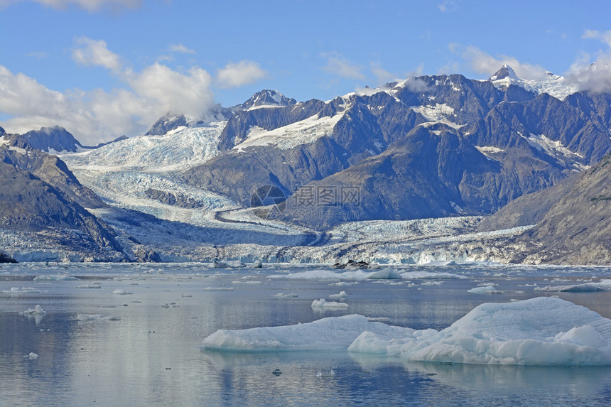 位于阿拉斯加威廉沙尔王子的哥伦比亚冰川西边一图片