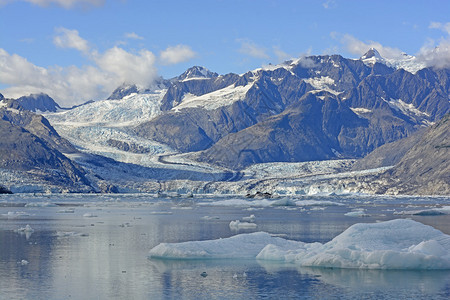 位于阿拉斯加威廉沙尔王子的哥伦比亚冰川西边一高清图片