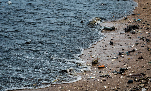 海滩环境污染海滩上的油渍石油泄漏到海里海洋中的脏水污染对海洋和海洋环境中的动背景图片