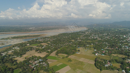 菲律宾吕宋岛山脉背景下的农田河流村庄的鸟瞰图山谷和村图片