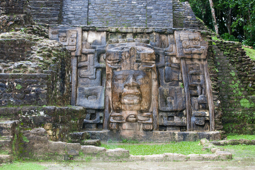 一个欧美克风格的奥梅克人脸朝面在伯利兹拉马奈玛雅遗址的图片