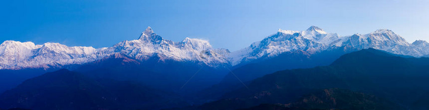 清晨尼泊尔Annapurna喜马拉雅山脉上积雪覆图片