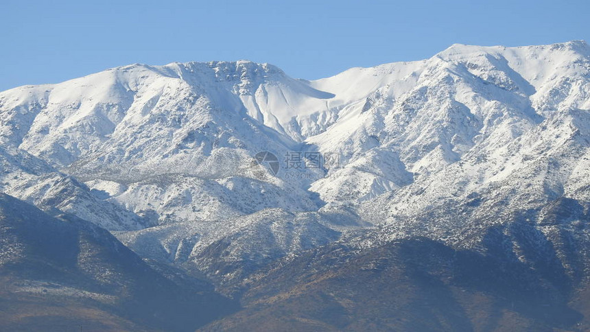 智利圣地亚哥山积雪城市图片