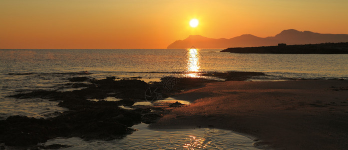 Pikafort的Alkudija湾岸边的早晨风景高清图片