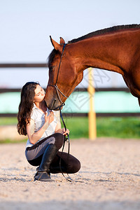 亲吻马的善良的女孩图片