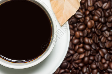 咖啡杯中的黑咖啡和模糊的图片