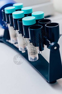 现代生物技术实验室内带有试剂的管背景图片