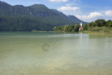 Allgaeualps的Weissense湖德高清图片