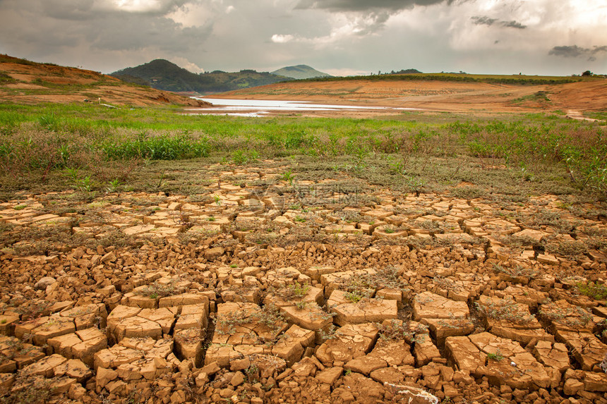 巴西大坝的干旱土壤图片