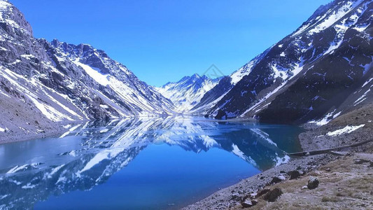 智利圣地亚哥山积雪和背景图片