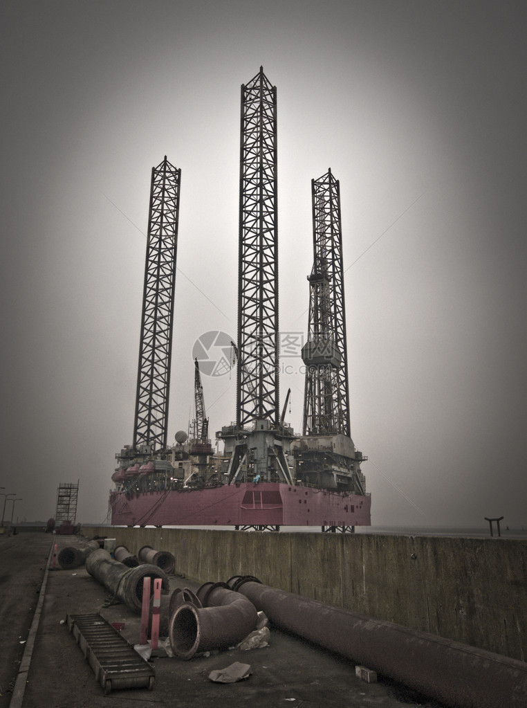 Esbjerg港附近的石油钻机图片