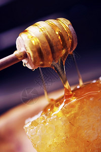 未加工的蜂蜜和蜂蜜北斗星特写镜头图片