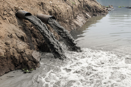 河水污染因为工业没有在排水之前处理废水背景图片