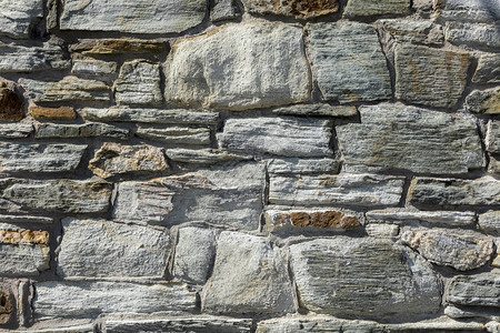 由天然石头制成的石墙背景图片