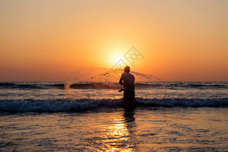 夕阳下的亚洲渔民生活背景图片