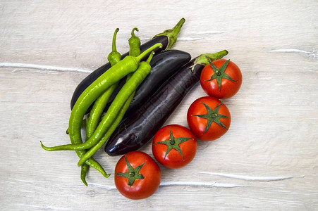 天然西红柿青椒和茄子不同概念的蔬菜画肠西红柿和辣椒新鲜西图片