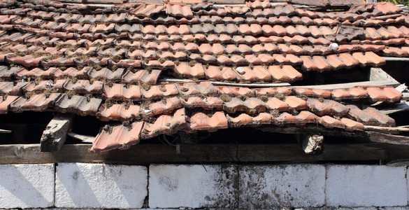 屋顶被损坏一些砖瓦丢失修理状况很图片