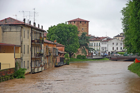 洪水期间河岸附近的房屋在洪水肆图片