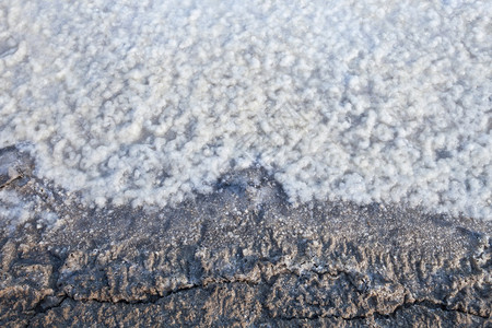 盐场泥土上的海水经过处理后经过几天的日晒变成盐图片