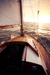 经典帆船驶向夕阳图片