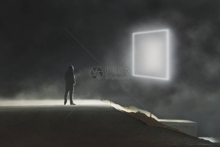 概念数字艺术图片一个戴面罩的人站在一个发光的广场入口前在黑图片